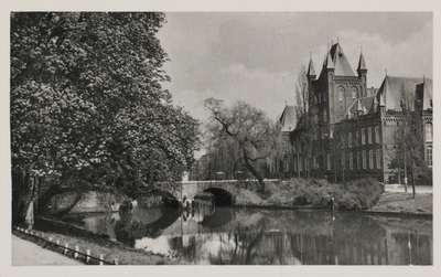 606564 Gezicht op de Abstederbrug over de Stadsbuitengracht te Utrecht, met rechts het R.K. Weeshuis (St. ...